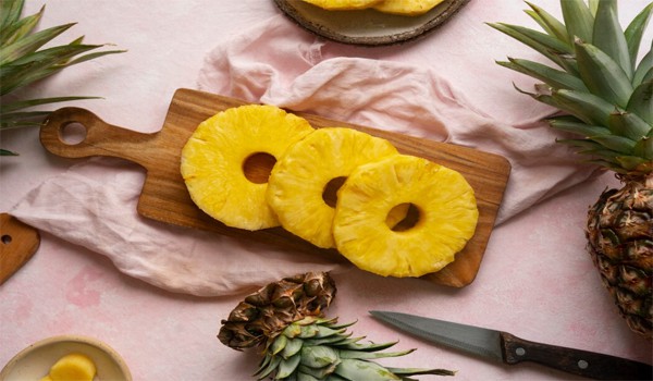fresh pineapple slices